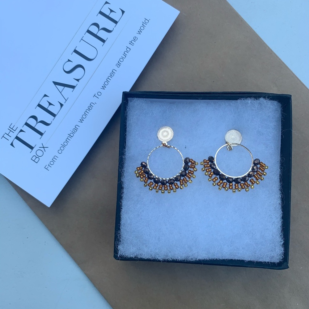 • Mini pretties 🤎 earnings made with love •